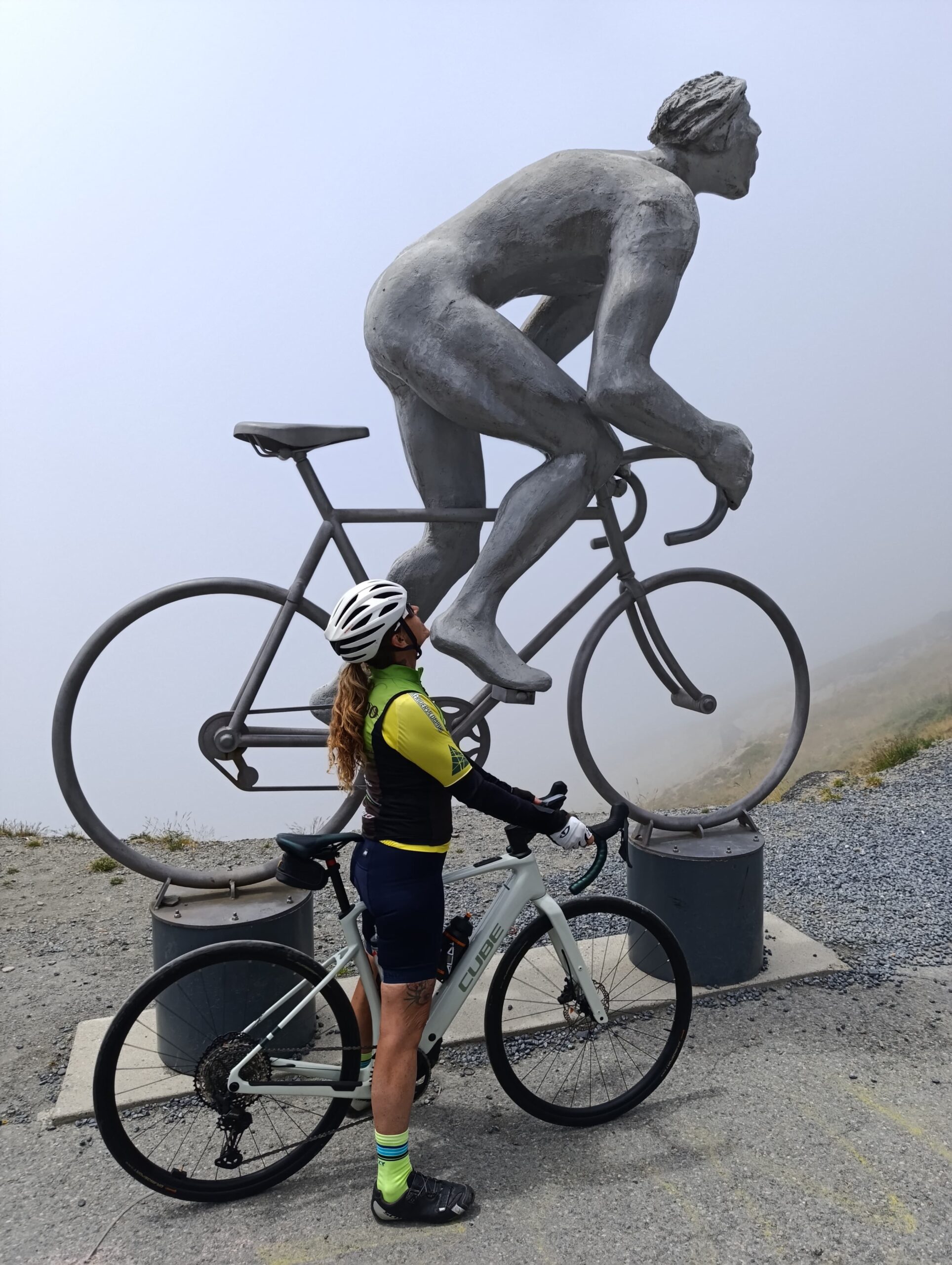 ciclista Bikeriders conquistando el Col du Tourmalet en una experiencia de aventura sobre dos ruedas