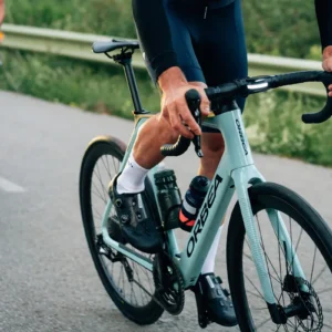 Ciclista ascendiendo el Col du Tourmalet en E-Road Bike durante un tour guiado en los Pirineos franceses