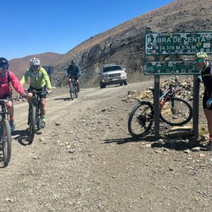 "Ciclistas en travesía épica en BTT entre Humahuaca y Calilegua atravesando paisajes de montaña en Jujuy"