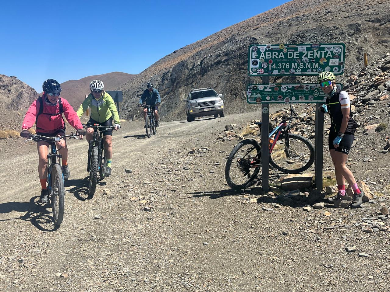 "Ciclistas en travesía épica en BTT entre Humahuaca y Calilegua atravesando paisajes de montaña en Jujuy"