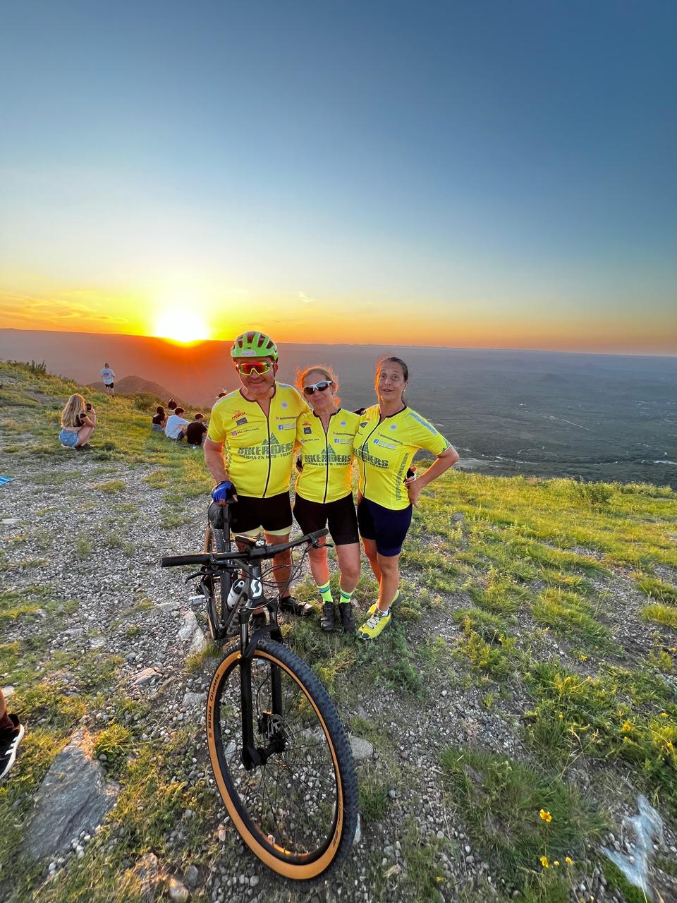 Grupo de Cicloturistas Bikeriders en el Mirador del Rio Pinto