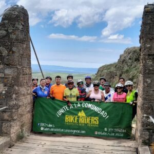 Grupo de cicloturistas en excursión BikeRiders, Puentes Colgantes de Copina, Córdoba.