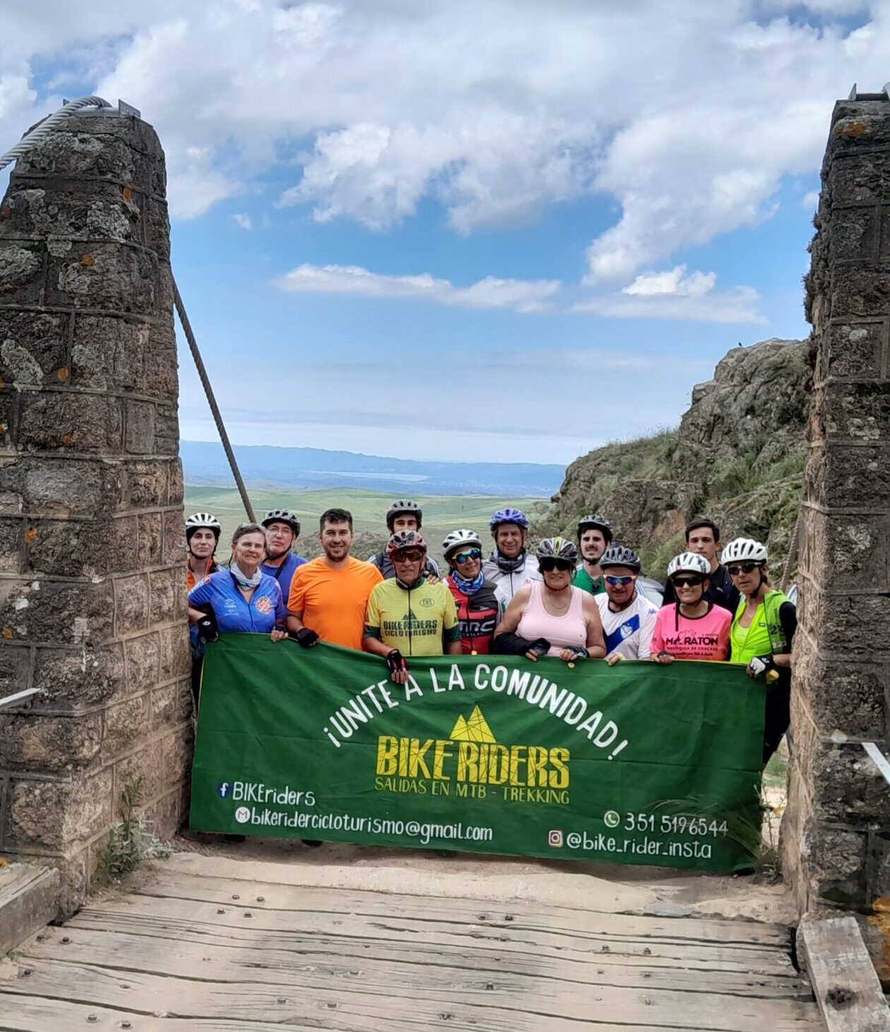 Grupo de cicloturistas en excursión BikeRiders, Puentes Colgantes de Copina, Córdoba.
