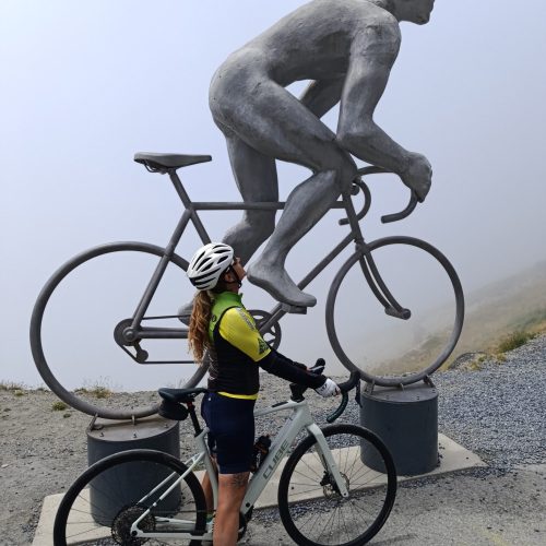 ciclista Bikeriders conquistando el Col du Tourmalet en una experiencia de aventura sobre dos ruedas