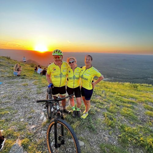 Grupo de Cicloturistas Bikeriders en el Mirador del Rio Pinto